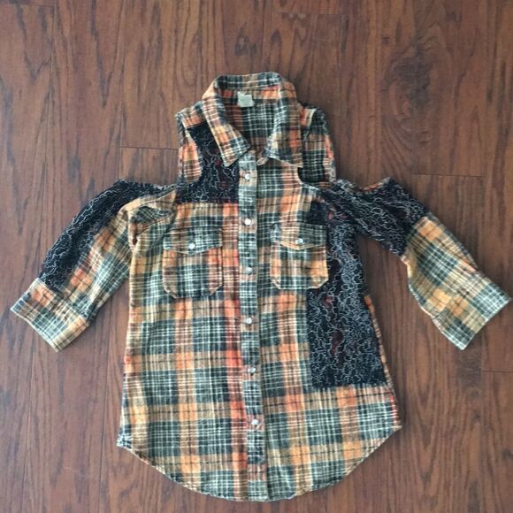 Gimmicks cold shoulder flannel. XS - Picture 1 of 5
